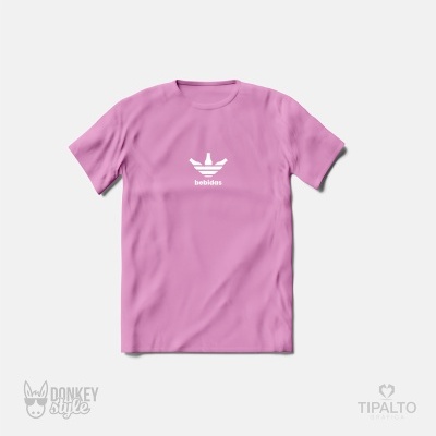 T-shirt rosa com estampa branca e fundo branco