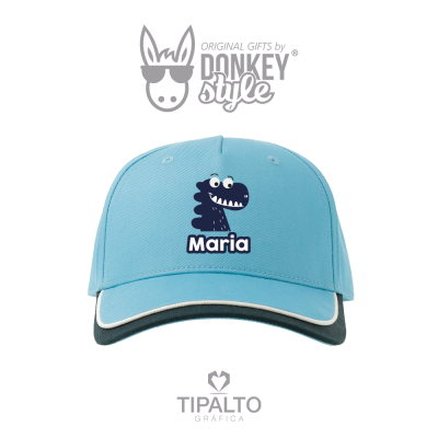Boné azul claro com dinossauro e nome Maria