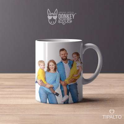 Caneca branca com foto de família e texto da marca Donkey Style no fundo