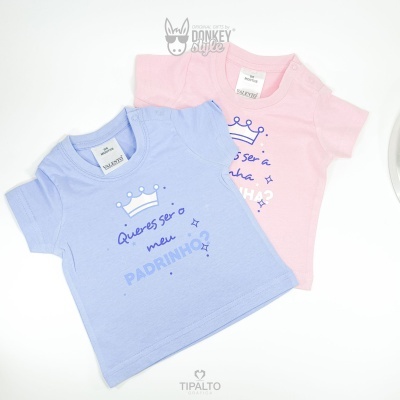 Duas t-shirts para bebés azul claro e cor-de-rosa com frases em português e desenhos de coroas