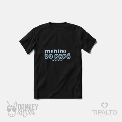 T-shirt preta com texto azul claro 'MENINO DO PAPÁ'