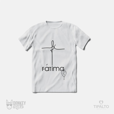 T-shirt branca com cruz e texto fátima em preto