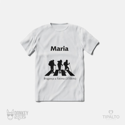 Camiseta branca com texto e imagens pretas