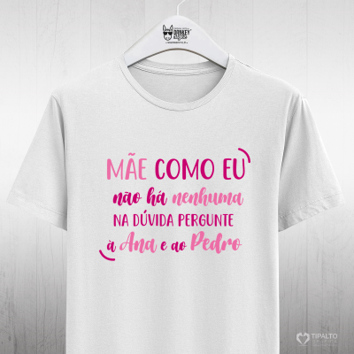 T-shirt branca com texto em rosa e vermelho pendurada num cabide branco