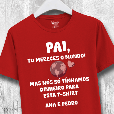 T-shirt vermelha com texto branco em português e ilustração de globo e coração