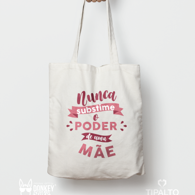 Saco de tecido branco com texto em rosa e vermelho