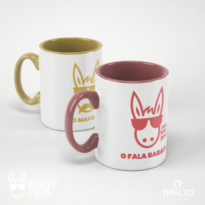 Duas canecas de cerâmica branca com interiores e pegas coloridas, decoradas com burro estilizado e texto em dourado e vermelho.