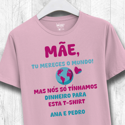 T-shirt rosa com texto colorido para mãe, pendurada num cabide