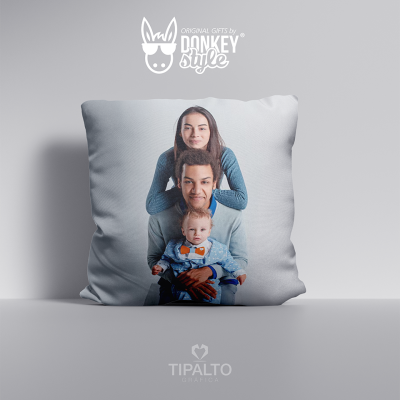 Almofada branca com impressão fotográfica e logotipo Donkey Style