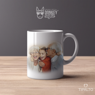 Caneca branca com foto de casal idoso e criança sorridente