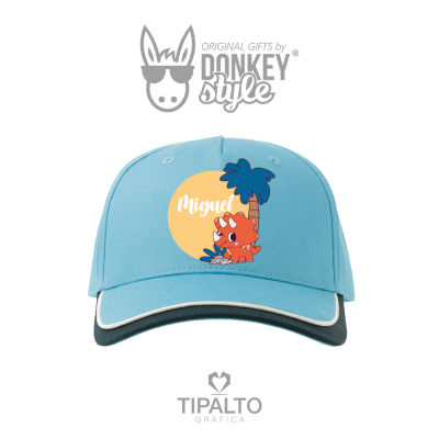 Boné azul claro com estampa de dinossauro e nome Miguel