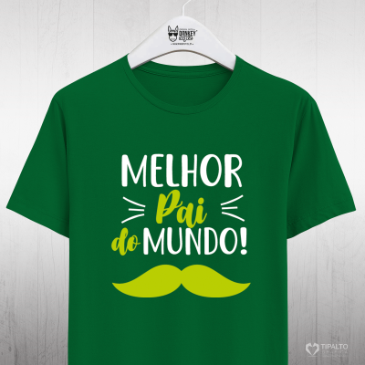 T-shirt verde com texto 'MELHOR Pai do MUNDO!' e bigode amarelo
