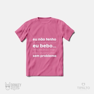 T-shirt cor-de-rosa com texto em branco e cinzento