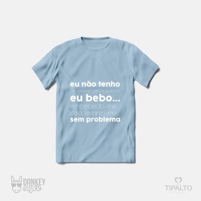 T-shirt azul clara com texto branco em português