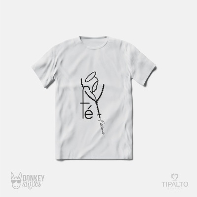 T-shirt branca com desenho preto de figura segurando rosário e texto fé confiança