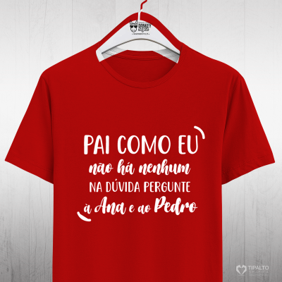 T-shirt vermelha com texto branco em português pendurada num cabide