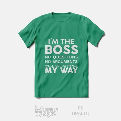 Camiseta verde com texto branco I'M THE BOSS NO QUESTIONS NO ARGUMENTS WE'LL JUST DO THINGS MY WAY