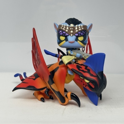 Boneco Funko Pop azul sentado numa criatura alada laranja e preta