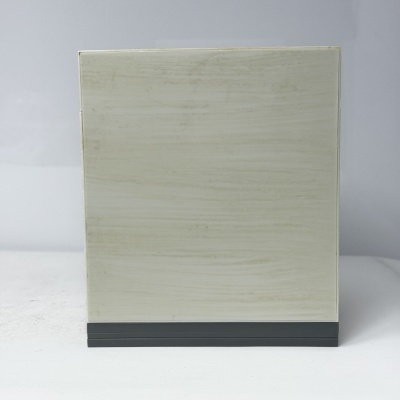 Caixa quadrada bege com base preta sobre superfície branca