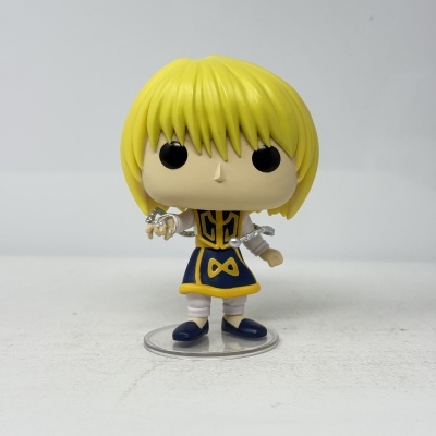 Figura Funko Pop de personagem com cabelo amarelo, roupa azul e amarela, e corrente prateada.