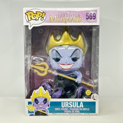 Figura de vinil da Ursula da Disney com coroa dourada e vestido preto numa caixa de embalagem