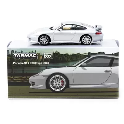 Miniatura Porsche 911 GT3 prateado sobre caixa com imagem do carro e texto da marca