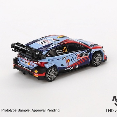 Miniatura de carro de rali Hyundai azul, vermelho e preto com inscrições e fundo branco