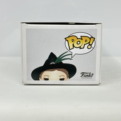 Caixa Funko Pop com figura de chapéu preto e pena verde