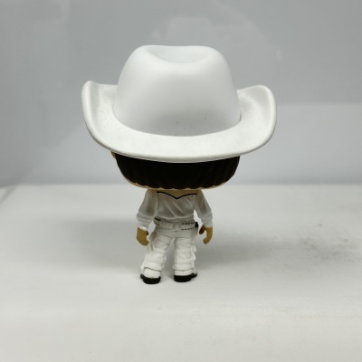 Boneco Funko Pop com roupa e chapéu branco visto de costas