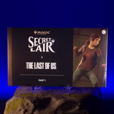 Embalagem jogo Magic The Gathering Secret Lair The Last of Us com personagem feminina