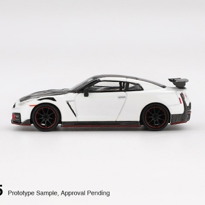 Diecast 1:64 Nissan GT-R Nismo 2024 Brilliant White Pearl  - Mini GT