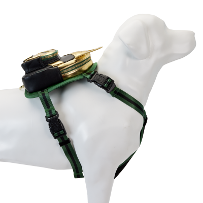 Arnês para cão verde com riscas pretas e duas bolsas pequenas, preta e dourada, com fecho de correr.