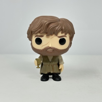 Figura Funko Pop de personagem masculino com túnica e cálice dourado