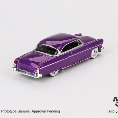 Miniatura de carro clássico roxo com detalhes cromados em fundo branco