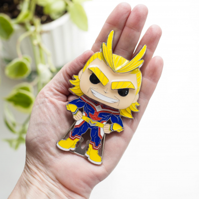 Figura chibi de All Might em metal esmaltado colorido na mão