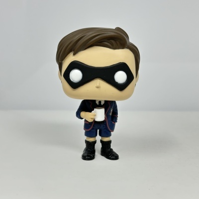Figura Funko Pop com máscara preta e fato azul segurando uma caneca