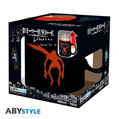 Caixa com caneca preta da série Death Note com figura alada vermelha