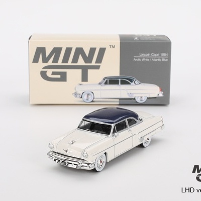 Miniatura de carro clássico Lincoln Capri 1954 nas cores branco e azul com caixa atrás.