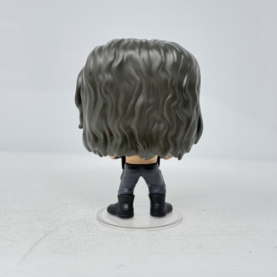 Figura Funko Pop de homem com cabelo castanho escuro e ondulado vista de trás