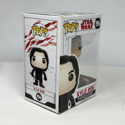Funko Pop Kylo Ren Star Wars na caixa branca com janela de plástico.