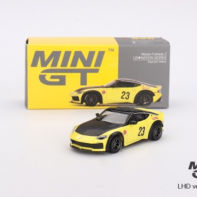 Miniatura de carro desportivo amarelo e preto com caixa MINI GT