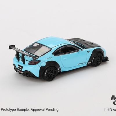 Miniatura de carro de corrida azul e preto em fundo branco