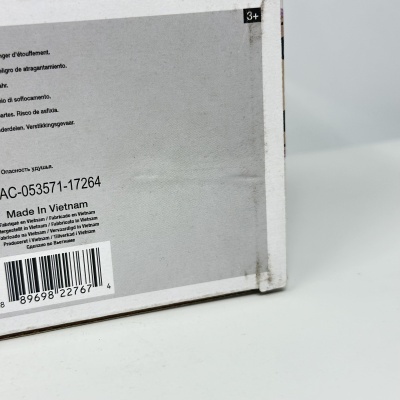 Detalhe da parte inferior direita de uma embalagem branca com texto e código de barras