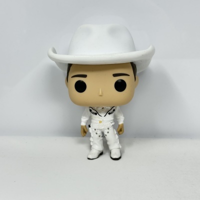 Figura colecionável Funko Pop com fato branco e chapéu branco