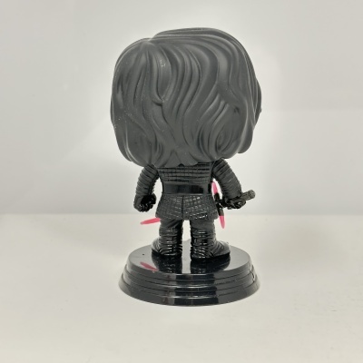 Figura Funko Pop de vinil vestido de preto com espadas rosas vista de costas