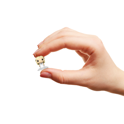 Figura em miniatura com vestido branco nas pontas dos dedos de uma mão