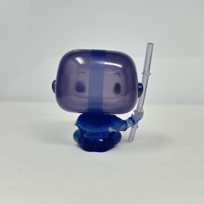 Figura Funko Pop roxa e azul com bastão translúcido