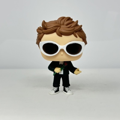 Figura de vinil tipo Pop com óculos de sol e rosa numa mão.