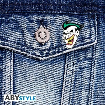 Alfinete do Coringa num bolso de jeans azul claro