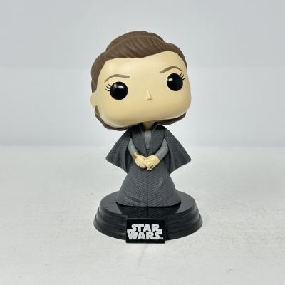 Figura Funko Pop Star Wars com vestido cinzento e base preta
